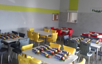 Powiększ obraz: w jadalni szkolnej są przygotowane porcje dla uczniów klas 1-5 Szkoły Podstawowej